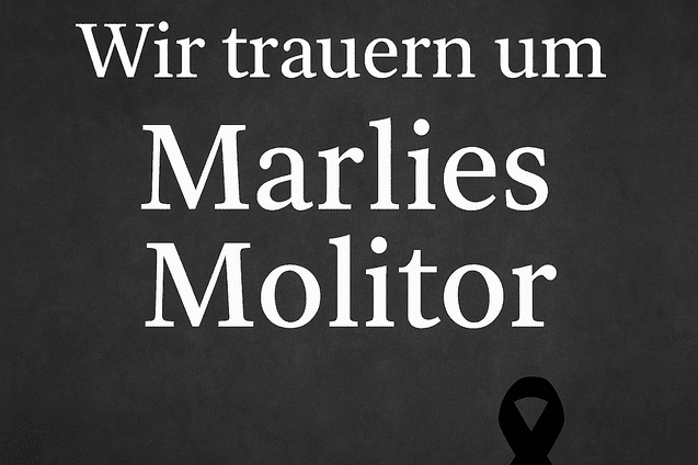 Schwarzer Hintergrund mit wei&szlig;em Text: "Wir trauern um Marlies Molitor" und einem schwarzen Trauerschleifen-Symbol.