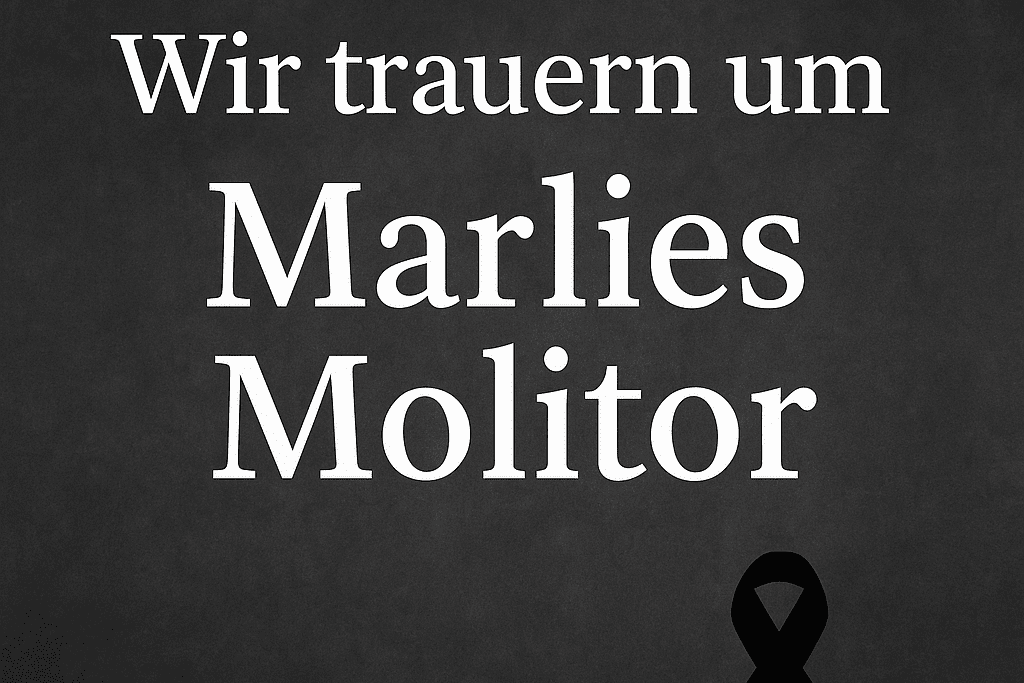 Schwarzer Hintergrund mit wei&szlig;em Text: "Wir trauern um Marlies Molitor" und einem schwarzen Trauerschleifen-Symbol.