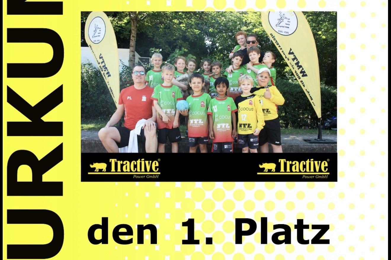 Urkunde für die F-Jugend Hildener Wölfe, die beim 13. WMTV Jugend-Cup den 1. Platz erreichte. Gruppenfoto der Spieler.