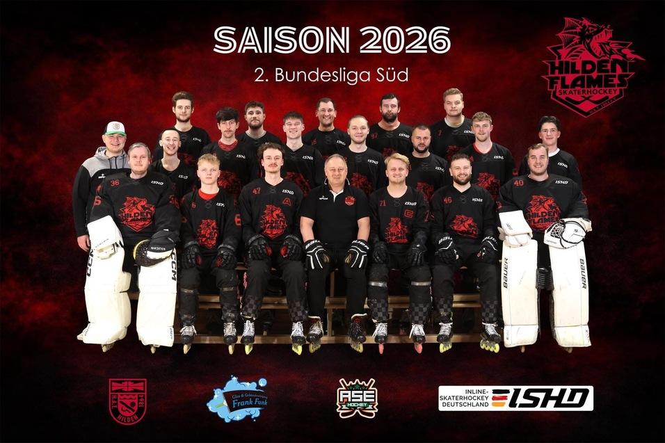 Mannschaftsfoto der Hilden Flames, 2. Bundesliga S&uuml;d, Saison 2026. Spieler in schwarzen Trikots, auf einer Bank sitzend.