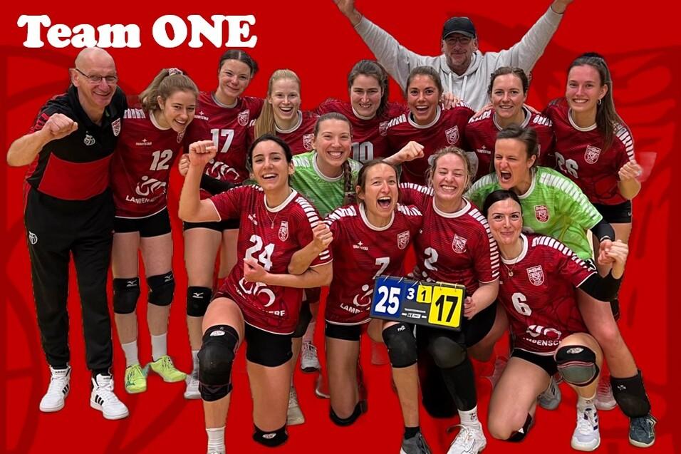 Gruppensnapshot eines Volleyballteams in roten Trikots, jubelnd nach dem Spiel, mit Punktestand 25:17.
