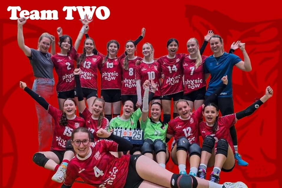 Gruppenfoto eines Volleyballteams in roten Trikots, das jubelnd auf einem roten Hintergrund posiert.