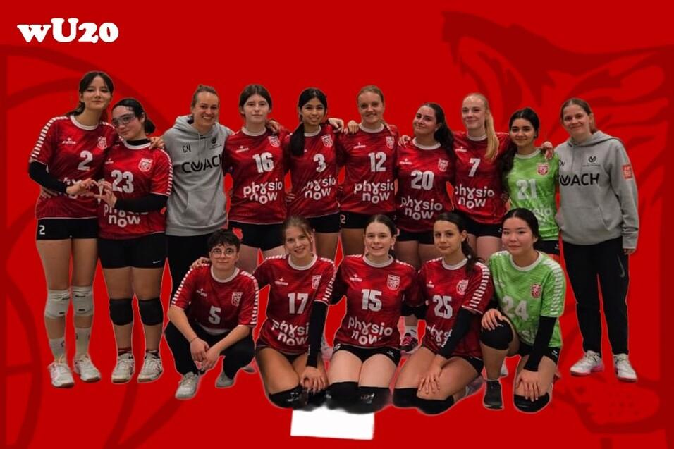 Trotz ihrer Sportbekleidung, zeigen 14 Frauen in roten Trikots und einer Trainerin in Grau ihren Teamgeist auf rotem Hintergrund.