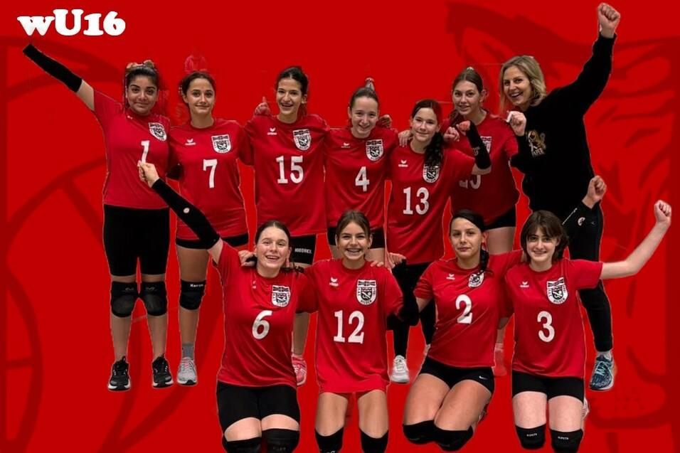 Gruppenfoto der U16 Volleyballmannschaft mit l&auml;chelnden Spielerinnen in roten Trikots vor rotem Hintergrund.