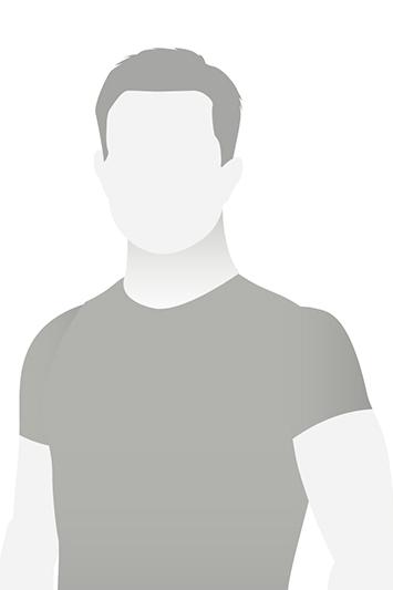 Eine graue Silhouette eines Mannes in einem T-Shirt auf hellem Hintergrund. Es sind keine Gesichtsz&uuml;ge erkennbar.