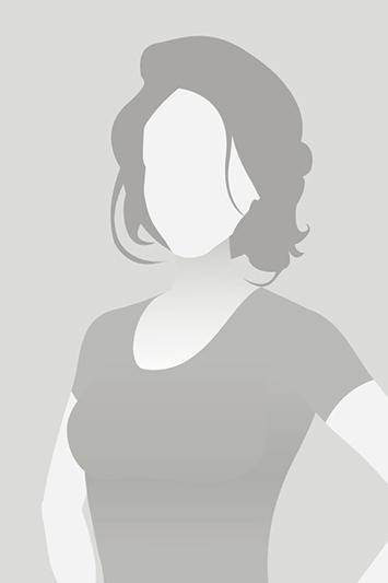 Abstrakte Silhouette einer Frau mit kurzen Haaren in einem T-Shirt, vor einem grauen Hintergrund.