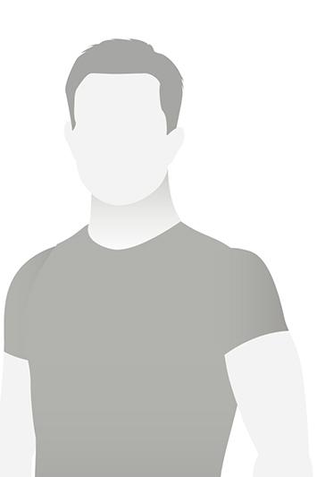 Eine graue Silhouette eines Mannes in einem T-Shirt auf hellem Hintergrund. Es sind keine Gesichtsz&uuml;ge erkennbar.