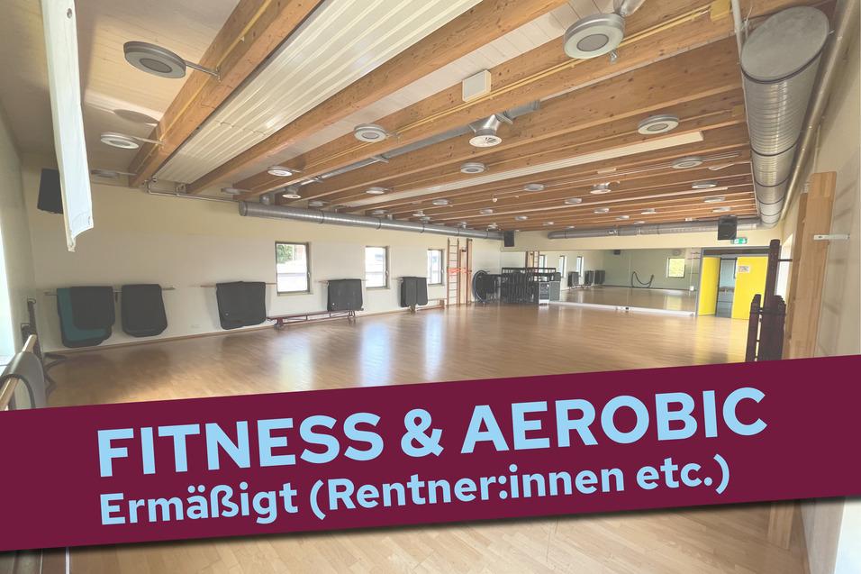 Leerer Fitness- und Aerobikraum mit Holzdecke, großen Fenstern und bunten Wänden, beschriftet mit „Fitness & Aerobic“.