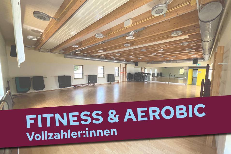 Leere Fitness- und Aerobichalle mit Holzdecke und bunten Wänden, beschriftet mit „FITNESS & AEROBIC“.