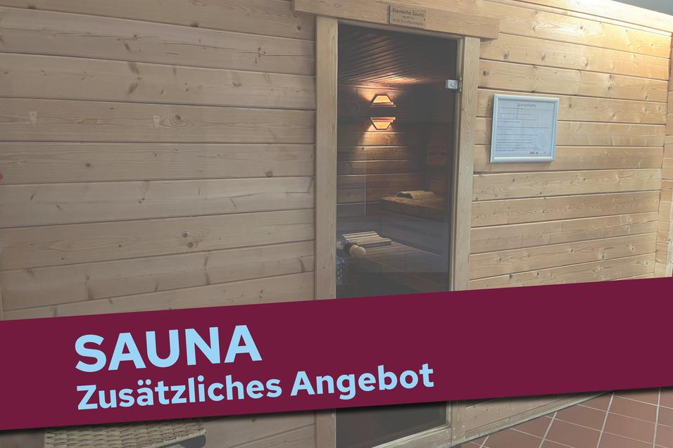 Holzsauna mit offener Tür, beleuchtet von warmem Licht, neben einem Informationsschild über zusätzliche Angebote.