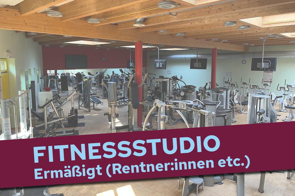 Großer Fitnessraum mit vielfältigen Geräten und einer Hinweistafel zur Ermäßigung für Rentner:innen.