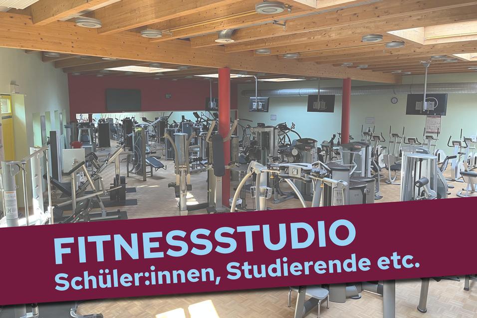 Blick in ein Fitnessstudio mit zahlreichen Trainingsgeräten und Holzdecke, beschildert für Schüler:innen und Studierende.