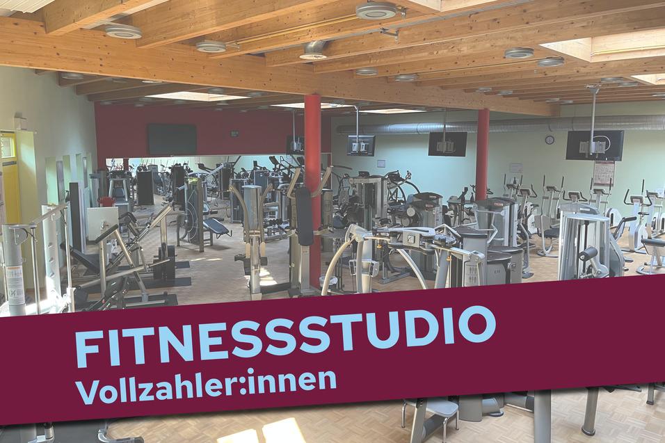 Blick auf einFitnessstudio mit verschiedenen Trainingsgeräten und einer Holzdecke. Logo im Vordergrund.