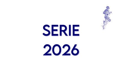 Text in blauer Schrift auf wei&szlig;em Hintergrund: "SERIE 2026". Rechts eine skizzierte Figur in blauen Partikeln.