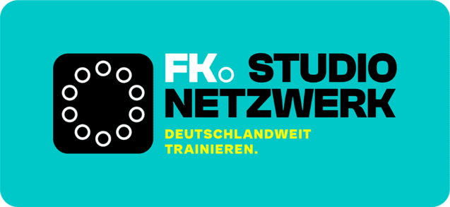 Logo des FK.STUDIO NETZWERK mit Text "DEUTSCHLANDWEIT TRAINIEREN" auf türkisfarbenem Hintergrund.