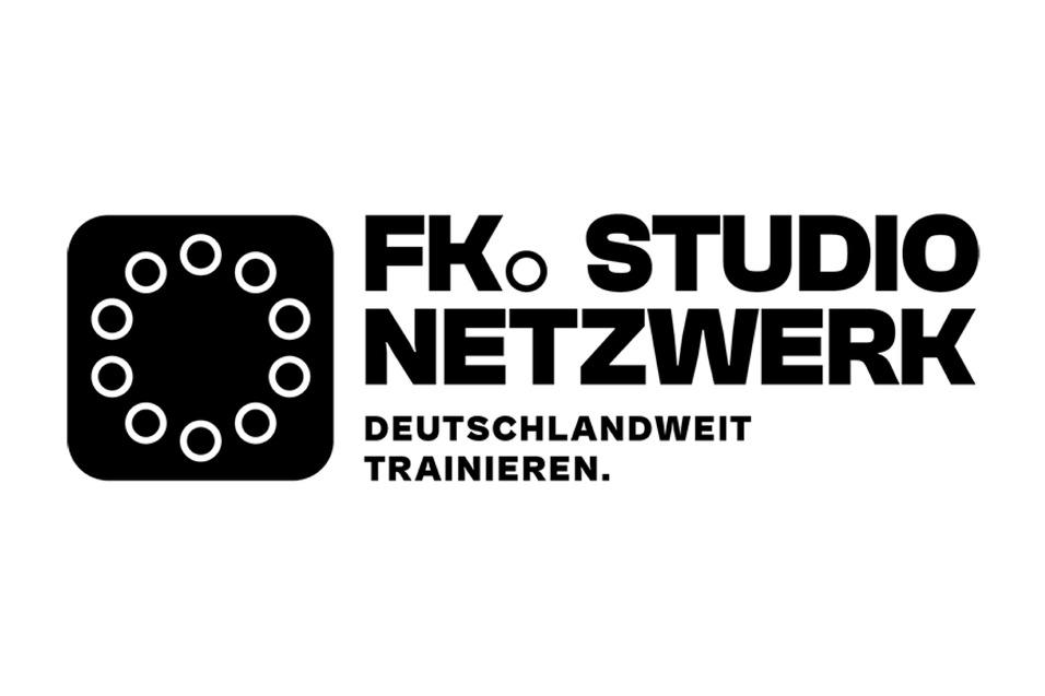 Logo des FK Studio Netzwerks mit dem Text „Deutschlandweit trainieren“ und einem Kreis aus Punkten.