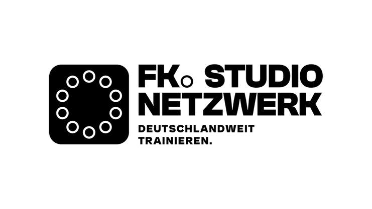 Logo des FK Studio Netzwerks mit dem Text &bdquo;Deutschlandweit trainieren&ldquo; und einem Kreis aus Punkten.