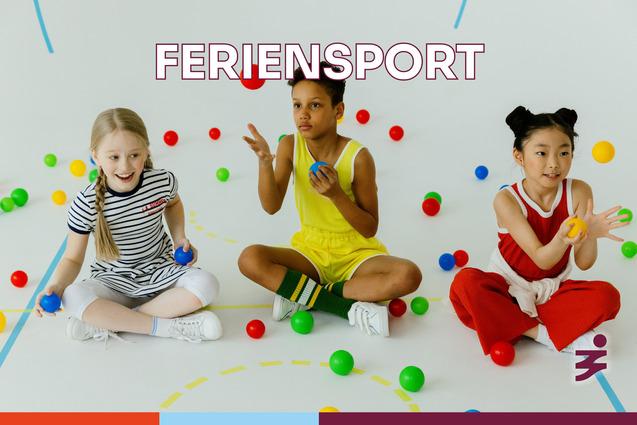 Drei Kinder sitzen auf dem Boden, jonglieren mit bunten B&auml;llen auf einer hellen Sportfl&auml;che. Schriftzug: &bdquo;Feriensport&ldquo;.