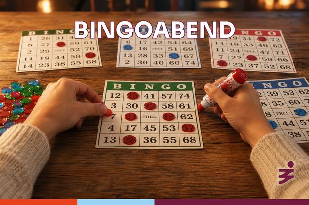 H&auml;nde markieren ein Bingo-Spielblatt mit Zahlen; mehrere Spielbl&auml;tter und farbige Chips liegen auf einem Holztisch.