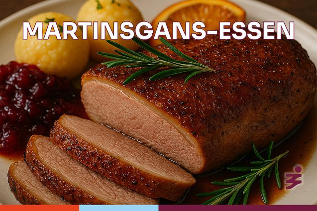 Auf einem Teller liegen perfekt gebratene Martinsgans-Scheiben, umgeben von Soße, Rotkohl und Beilagen.