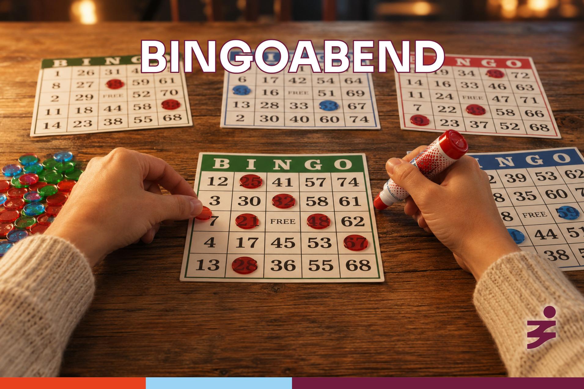 Hände markieren ein Bingo-Spielblatt mit Zahlen; mehrere Spielblätter und farbige Chips liegen auf einem Holztisch.
