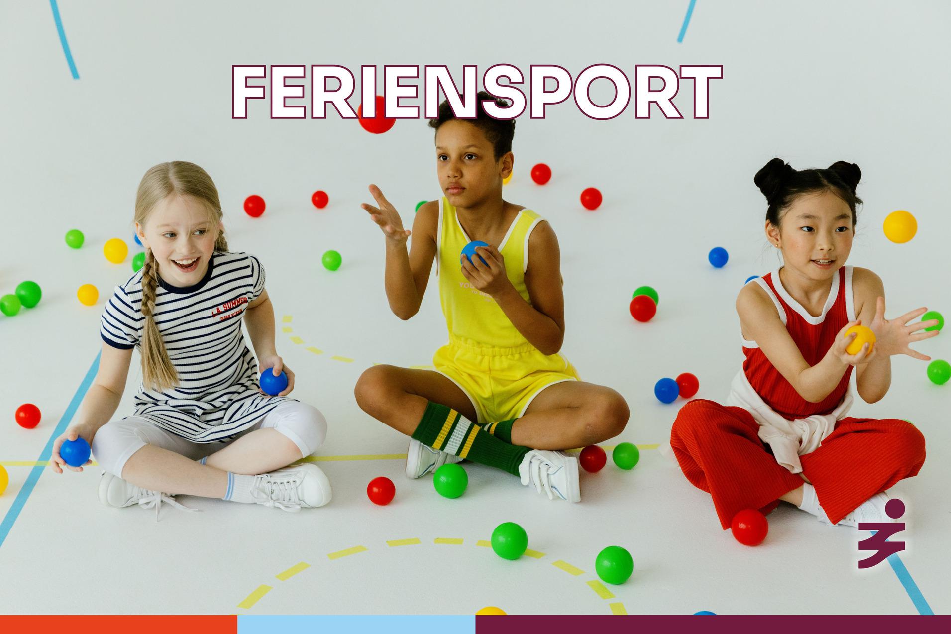 Drei Kinder sitzen auf dem Boden, jonglieren mit bunten B&auml;llen auf einer hellen Sportfl&auml;che. Schriftzug: &bdquo;Feriensport&ldquo;.