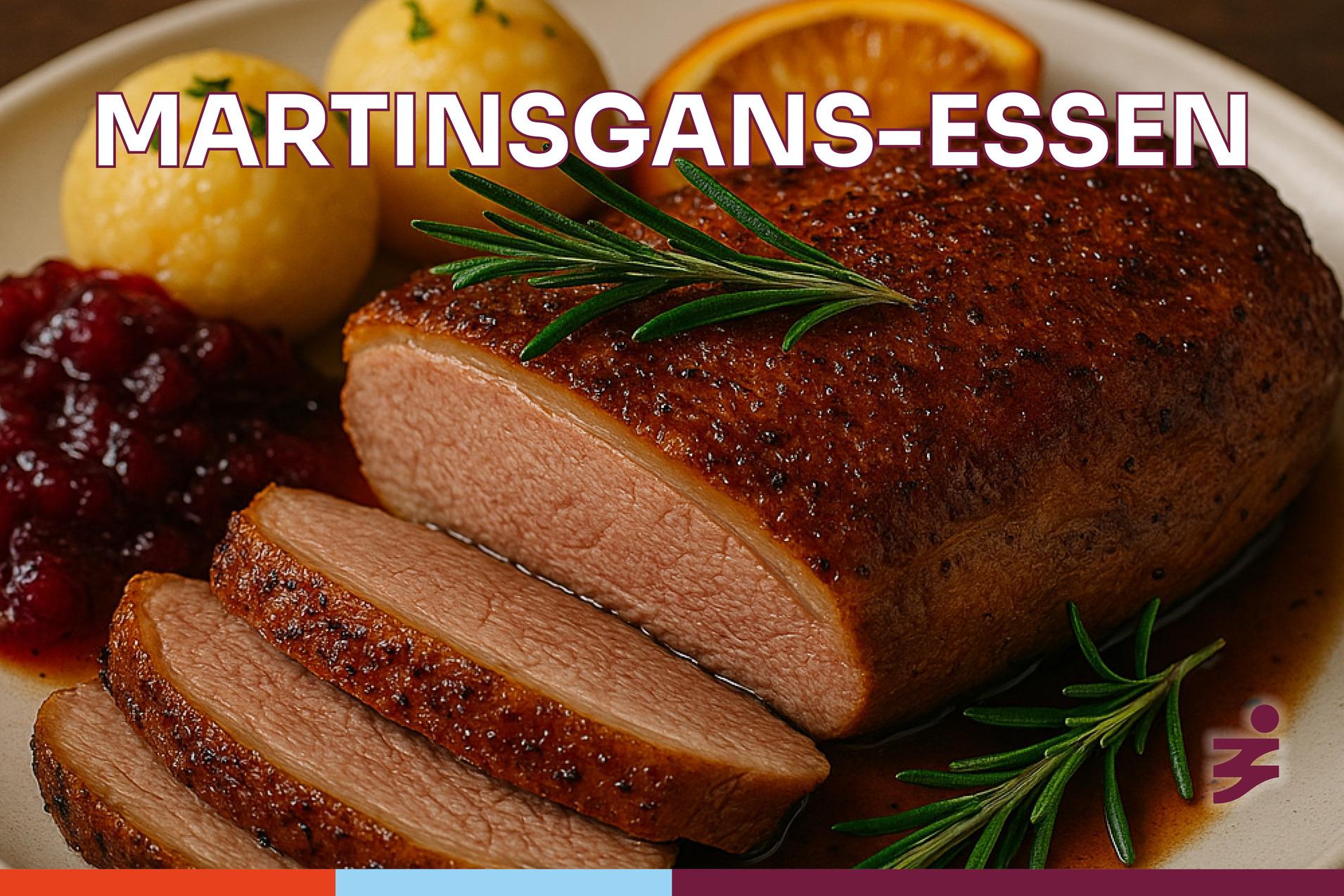 Auf einem Teller liegen perfekt gebratene Martinsgans-Scheiben, umgeben von Soße, Rotkohl und Beilagen.