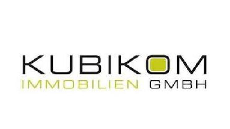 Logo der KUBIKOM Immobilien GmbH in schwarz und gr&uuml;n auf wei&szlig;em Hintergrund.