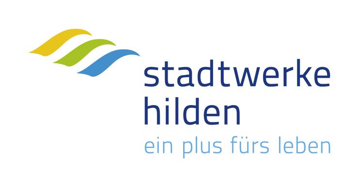 Logo der Stadtwerke Hilden mit einem Wellenmotiv in gelb, gr&uuml;n und blau sowie dem Slogan &bdquo;ein plus f&uuml;rs leben&ldquo;.