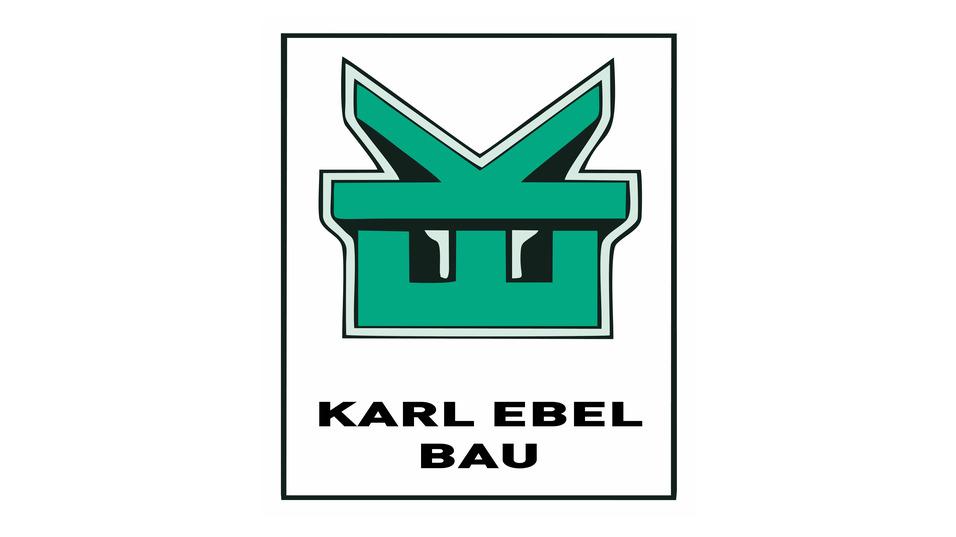 Logo von Karl Ebel Bau mit einem stilisierten, gr&uuml;nen Bauhaus-Symbol und schwarzer Schrift darunter.