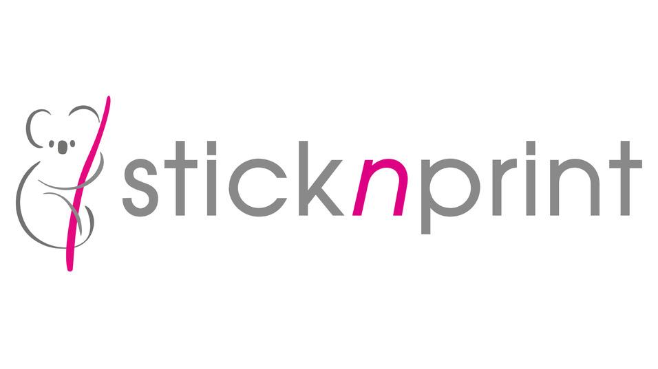 Logo von sticknprint mit einer stilisierten Mauszeichnung und pinkem sowie grauem Schriftzug.