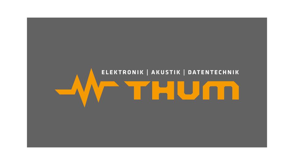 Logo von Thum mit Schriftzug in Orange und grauem Hintergrund, inklusive den Begriffen Elektronik, Akustik, Datentechnik.