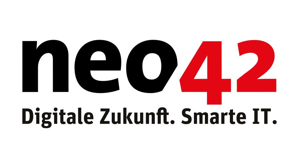 Logo von neo42 mit dem Slogan &bdquo;Digitale Zukunft. Smarte IT.&ldquo; in schwarzer und roter Schrift.