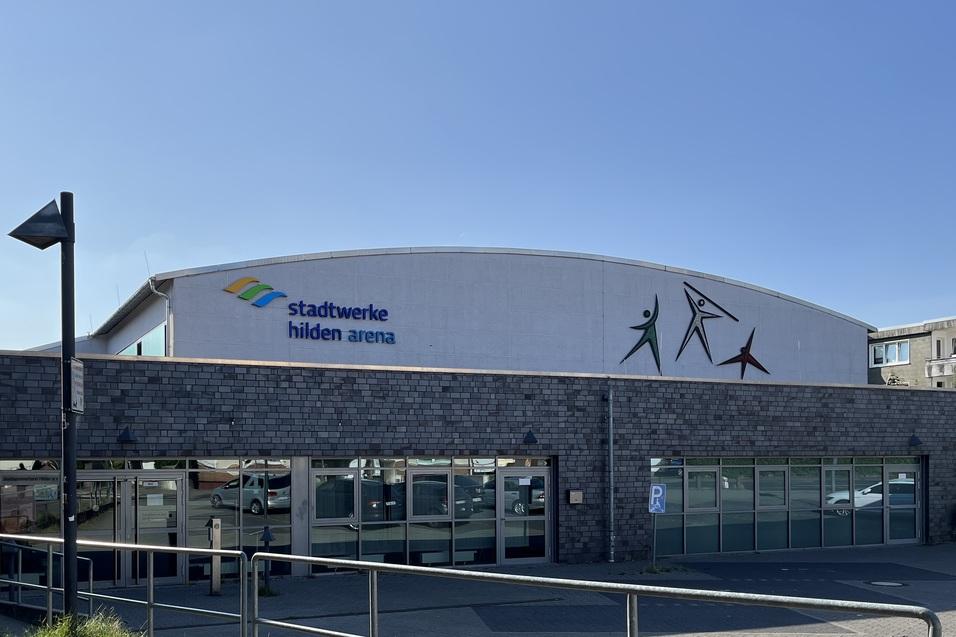 Eingang zur Stadtwerke Hilden Arena mit modernen Architektur-Elementen und Sportmotiven an der Fassade.