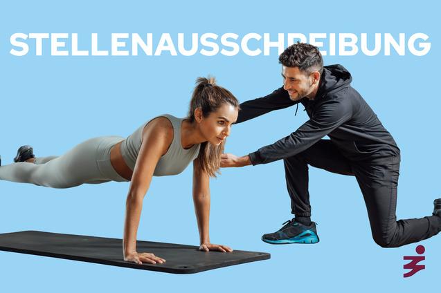 Trainer unterst&uuml;tzt Frau bei Push-ups auf einer Matte vor einem blauen Hintergrund mit dem Text &bdquo;STELLENAUSSCHREIBUNG&ldquo;.