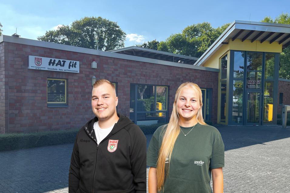 Zwei Personen stehen vor einem Fitnessstudio, das mit &bdquo;HAI fit&ldquo; beschriftet ist, umgeben von B&auml;umen und einem blauen Himmel.
